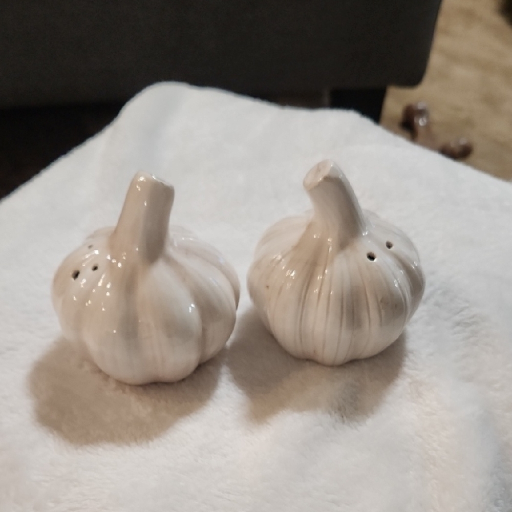 Garlic Salt and Pepper Shakers - Garlic Bulbs Vintage! Super Cute!!